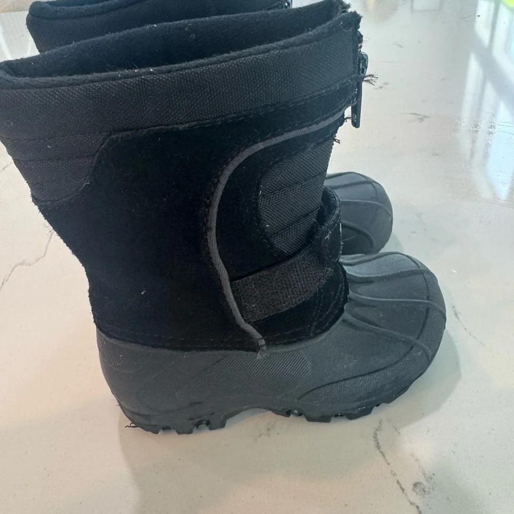 Youth Kids Totes Snow Boots. Youth Size 6. Good used condition. Black.